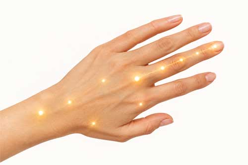 Detalle artístico de la mano humana mostrando la ubicación de los primeros puntos del meridiano en el dorso y los dedos