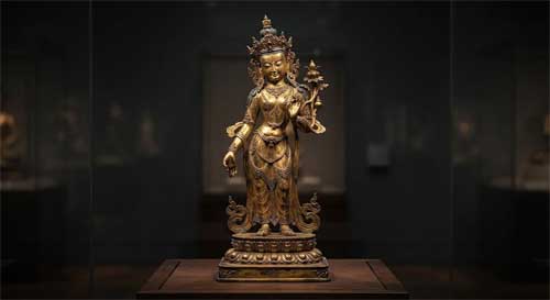 Escultura de bronce dorado estilo nepalí siglo IX, figura de Bodhisattva Maitreya, rostro sereno y juvenil