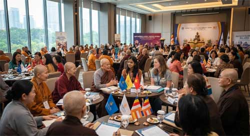 Grupo diverso de monjas y laicas budistas de diferentes tradiciones sentadas en círculo en un salón de conferencias, dialogando con respeto y alegría