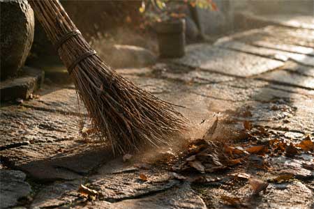 La escoba como espejo Barrer el mundo